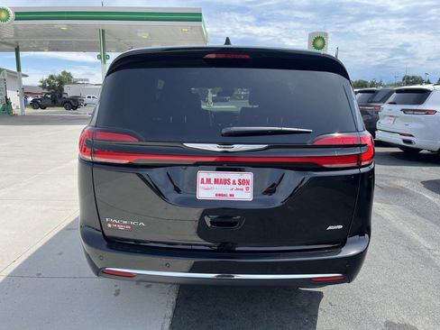 Used 2025 Chrysler Pacifica Select image 7