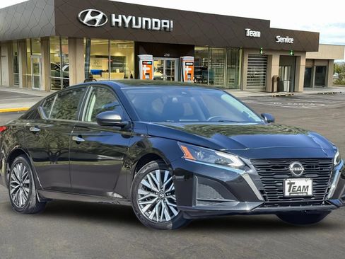Used 2024 Nissan Altima 2.5 SV FWD image 2