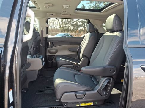 New 2026 Kia Carnival SX FWD image 9