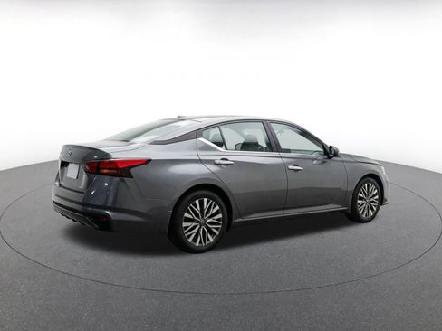 Used 2025 Nissan Altima 2.5 SV FWD image 11