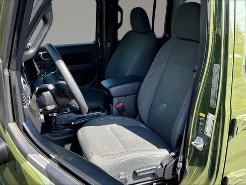 Used 2024 Jeep Wrangler Unlimited w/ Convenience Group AWD/4WD image 18