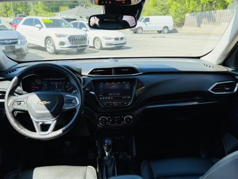 Used 2021 Chevrolet TrailBlazer LT w/ Premium Seating Package FWD image 8