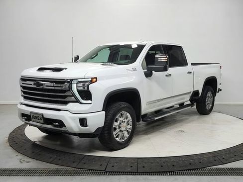 Used 2024 Chevrolet Silverado 2500 High Country AWD/4WD image 3