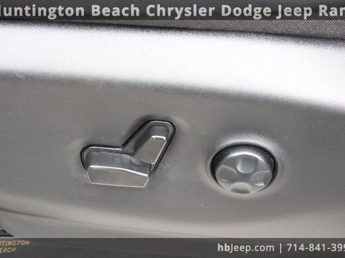 Used 2023 Chrysler Pacifica Touring-L image 32