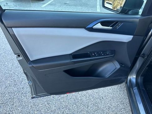 Certified 2023 Volkswagen Taos SE w/ Panoramic Sunroof Package image 11