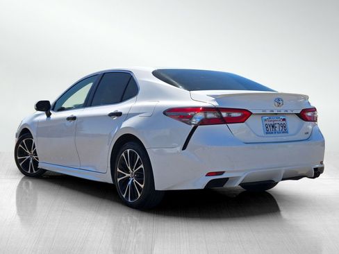 Used 2018 Toyota Camry SE w/ Moonroof Package FWD image 9