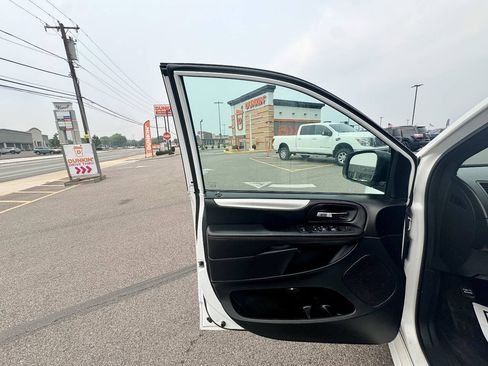 Used 2018 Dodge Grand Caravan GT FWD image 16