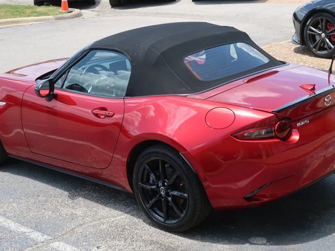 Used 2021 MAZDA MX-5 Miata Club RWD image 12