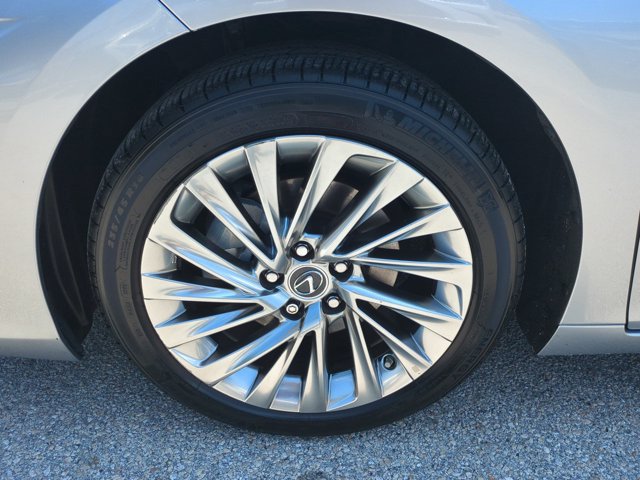 Certified 2022 Lexus ES 300h w/ Accessory Package 2 FWD image 11