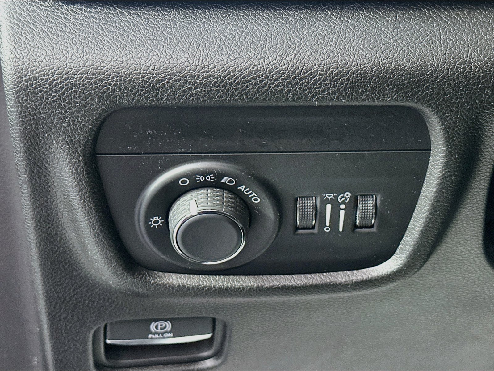 Used 2023 Jeep Grand Cherokee Laredo AWD/4WD image 10