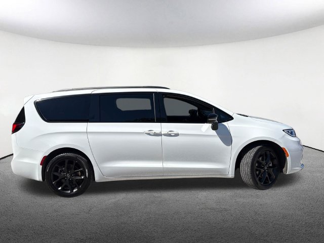 Used 2025 Chrysler Pacifica Limited w/ Trailer Tow Group AWD/4WD image 15
