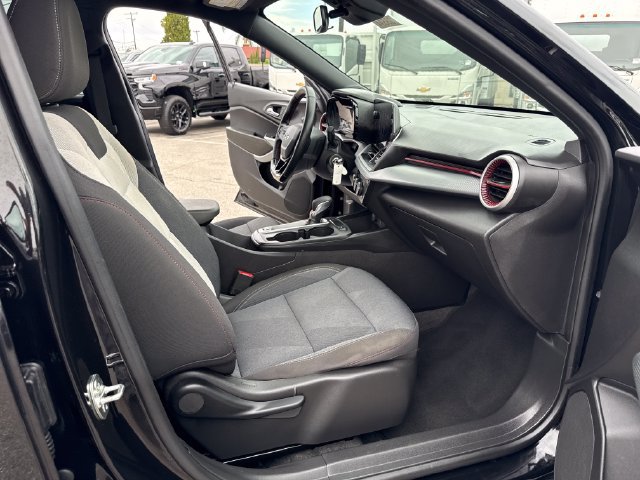 Used 2026 Chevrolet Trax RS FWD image 33
