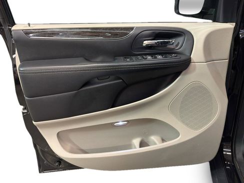 Used 2016 Chrysler Town & Country Touring image 13