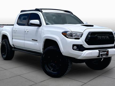 Used 2019 Toyota Tacoma TRD Sport w/ Technology Package AWD/4WD image 3