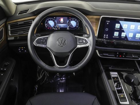 Used 2024 Volkswagen Atlas SE w/ Black Wheel Package image 39