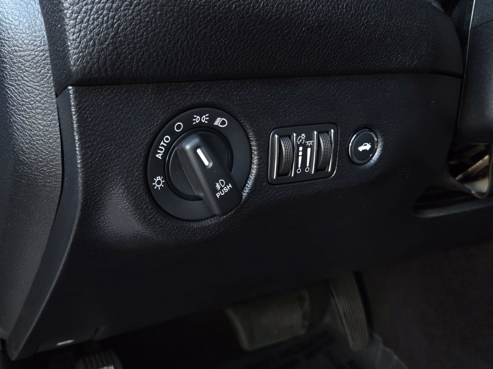 Used 2019 Dodge Challenger SXT w/ Blacktop Package RWD image 13