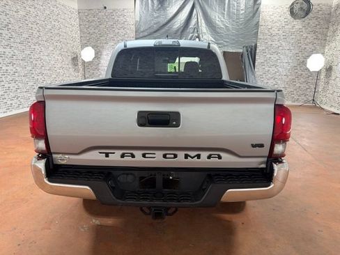 Used 2019 Toyota Tacoma TRD Off-Road AWD/4WD image 5