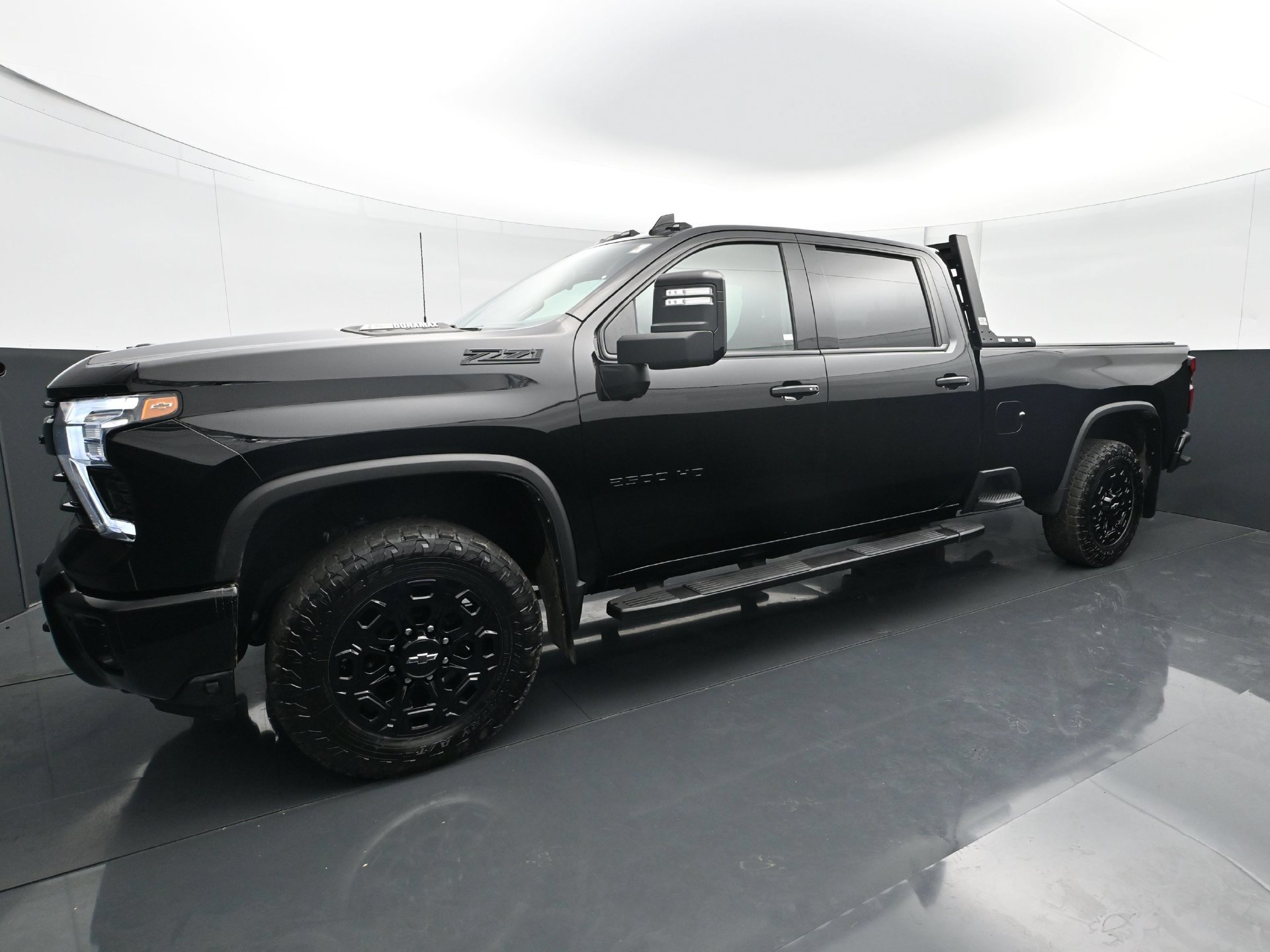 Used 2024 Chevrolet Silverado 2500 LTZ w/ LTZ Plus Package AWD/4WD image 2