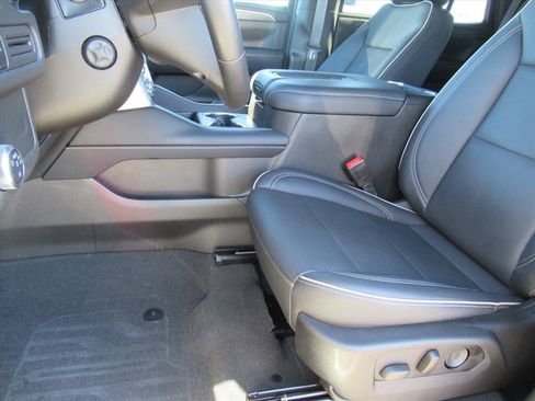 Used 2021 GMC Yukon SLT w/ SLT Luxury Package image 16