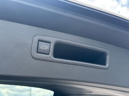 Used 2026 Toyota Highlander XLE image 8