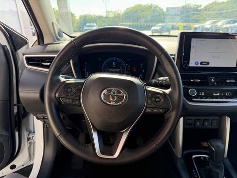 Used 2023 Toyota Corolla Cross XLE w/ Convenience Package AWD/4WD image 11