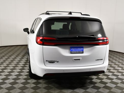 Used 2025 Chrysler Pacifica Limited FWD image 7