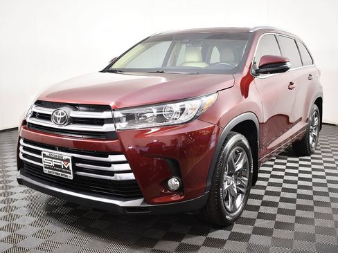 Used 2017 Toyota Highlander Limited image 3