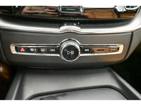 Used 2018 Volvo XC60 T6 Momentum w/ Vision Package image 46
