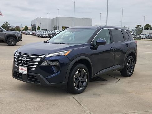 Used 2025 Nissan Rogue SV image 3