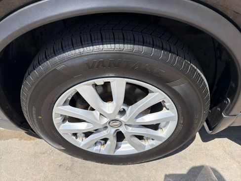 Used 2018 Nissan Rogue SV AWD/4WD image 38