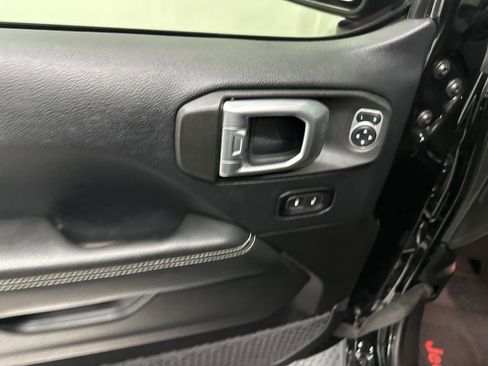 Used 2019 Jeep Wrangler Unlimited Sahara image 12