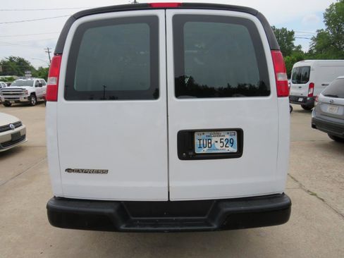 Used 2018 Chevrolet Express 2500 RWD image 5