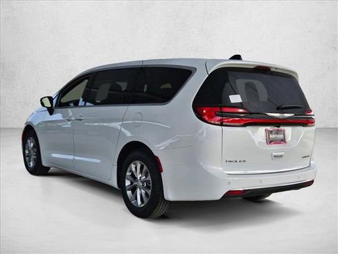New 2026 Chrysler Pacifica Limited image 9