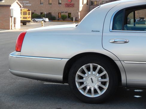 Used 2007 Lincoln Town Car Signature image 21