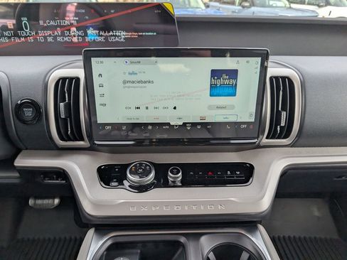 New 2025 Ford Expedition Active image 14