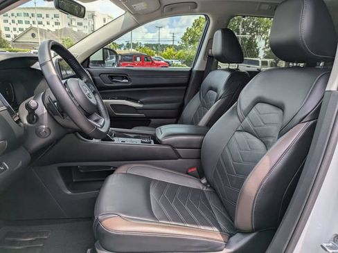 Used 2023 Nissan Pathfinder Platinum w/ Black Appearance Package AWD/4WD image 25