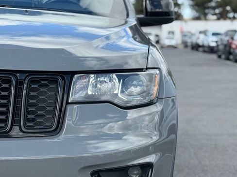 Used 2019 Jeep Grand Cherokee Laredo AWD/4WD image 7