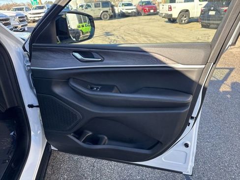 Certified 2023 Jeep Grand Cherokee Limited AWD/4WD image 9