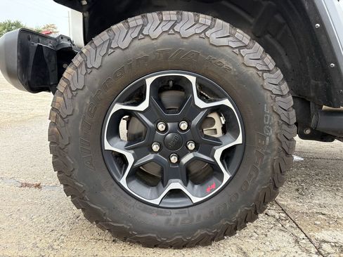 Used 2023 Jeep Wrangler Unlimited Rubicon AWD/4WD image 9