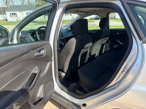 Used 2018 Ford Focus SE w/ SE Appearance Package image 12