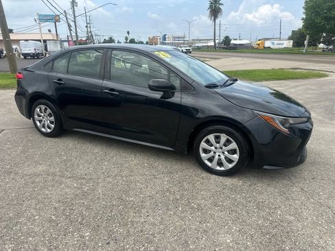 Used 2020 Toyota Corolla LE FWD image 3