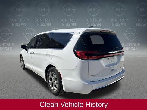 Used 2024 Chrysler Pacifica Limited image 3