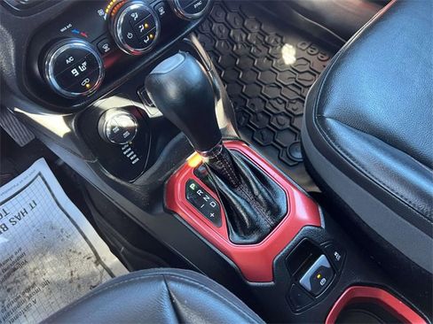 Used 2016 Jeep Renegade Trailhawk w/ Premium Trailhawk Package image 22