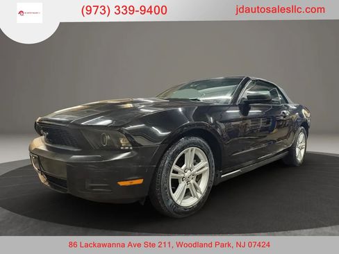 Used 2010 Ford Mustang Convertible image 1