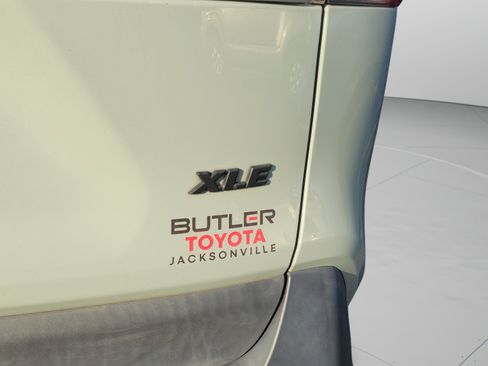 Used 2022 Toyota RAV4 XLE w/ Convenience Package FWD image 18