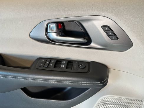 Used 2022 Chrysler Pacifica Touring-L FWD image 19