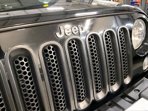 Used 2015 Jeep Wrangler Unlimited Sahara w/ Connectivity Group image 27