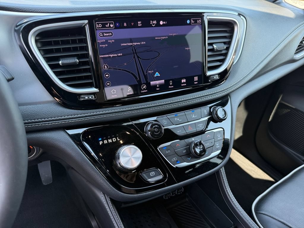 Used 2025 Chrysler Pacifica Limited FWD image 19