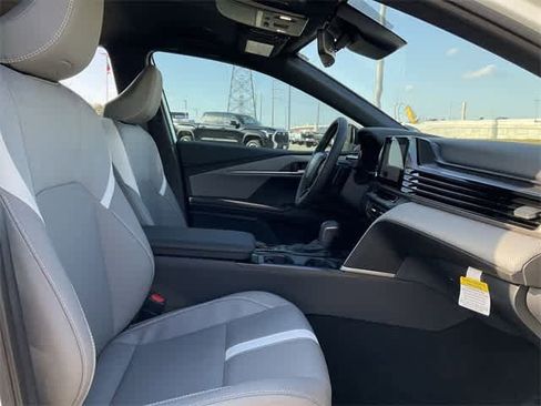 Used 2025 Toyota Camry SE image 17