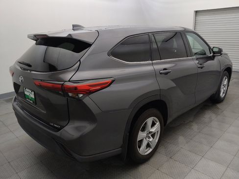 Used 2021 Toyota Highlander LE AWD/4WD image 9